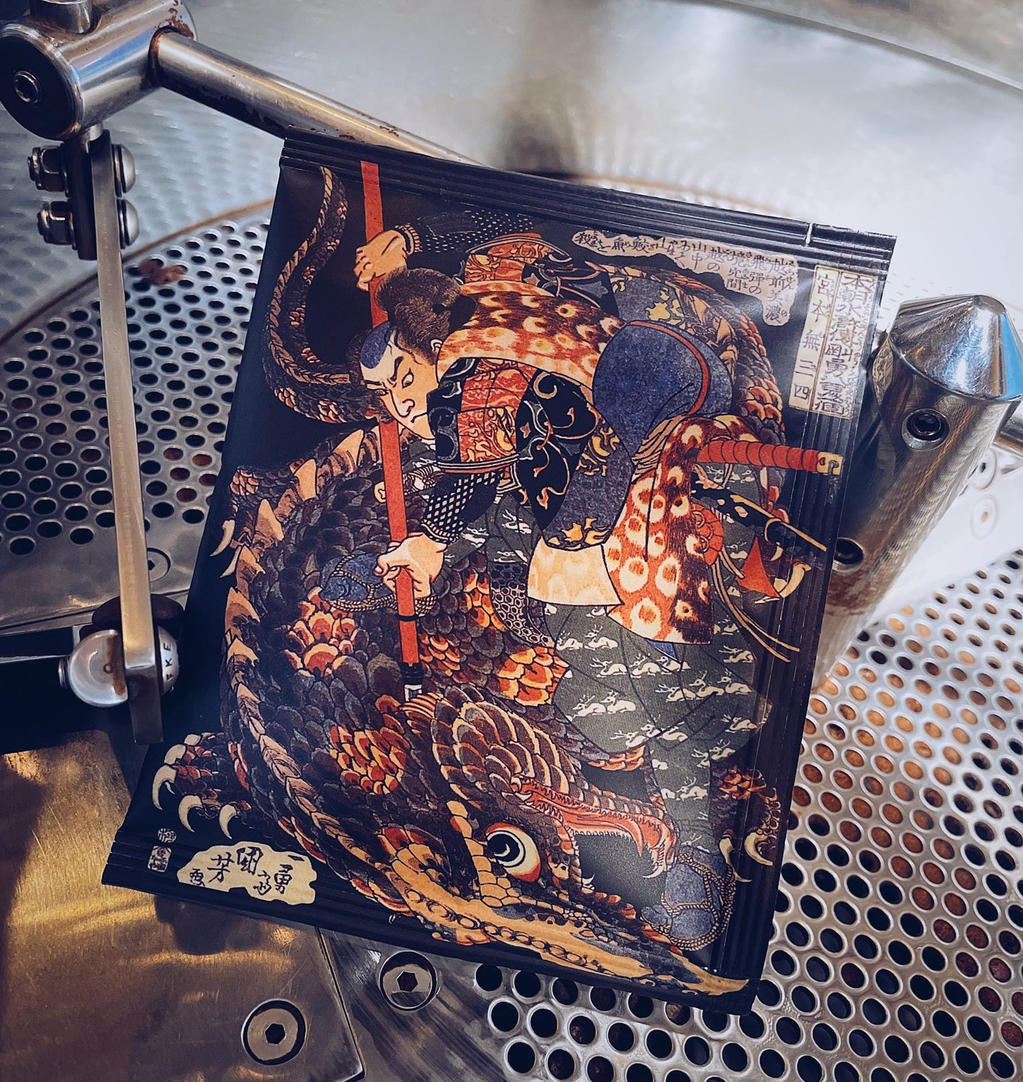 《国芳武勇奇想 × 珈琲十型》耳掛咖啡系列一 〈宮本無三四・斬鱗苦湯〉